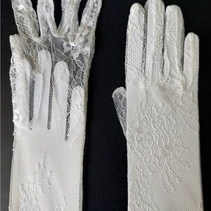 Never worn bridal gloves with beautiful lace, Elegant White Lace Gloves